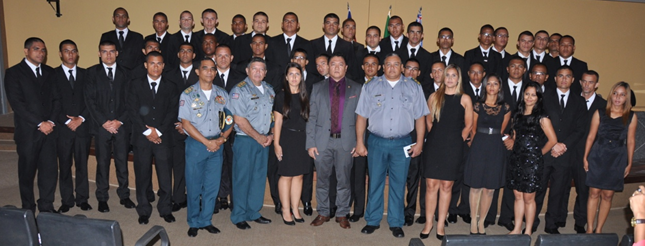 Tenente-coronel Furtado, coronel Flavio, promotor Chai, coronel Nepomuceno e os 45 novos cadetes