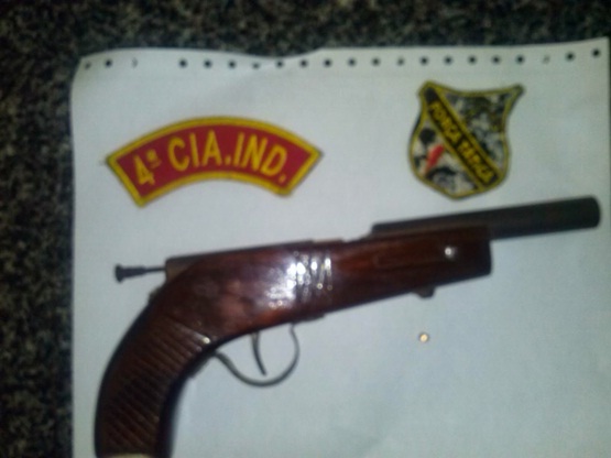 Arma caseira apreendida com a dupla