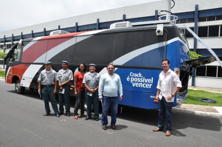 Policiais homenageados com lembranças e o público em geral recebeu a apresentação da comédia “Pão com Ovo”