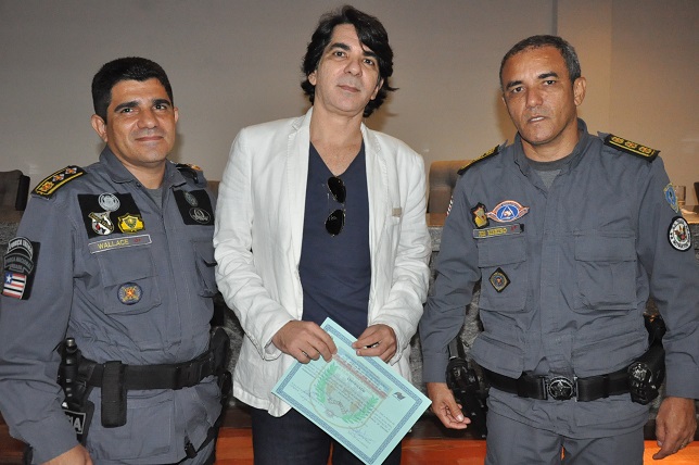 5 Major Wallace e Coronel Pedro Ribeiro entregam um certificado ao palestrante