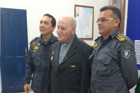 Padre Risso ladeado pelo cmt e sbcmt do 10º BPM