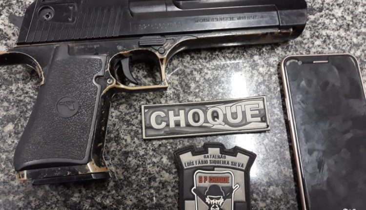 BPCHOQUE PRENDE HOMEM SUSPEITO DE PRATICAR ASSALTO COM ARMA DE FOGO