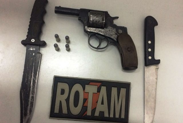 ROTAM APREENDE ARMA DE FOGO COM SUSPEITOS NA AVENIDA GUAJAJARAS