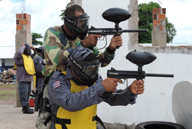 Alunos do curso de cabos da PM realizam instruções de tiro policial com equipamentos de Paintball