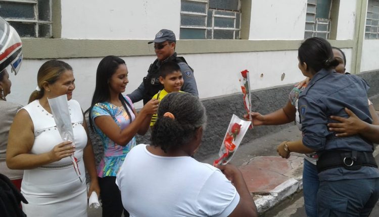 POLICIAIS DO 2º BPM REALIZAM BLITZ EM HOMENAGEM AO DIA DAS MÃES