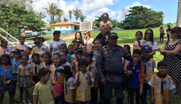 Aventureiros Mirins visitam Cavalaria da PM
