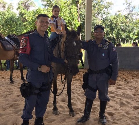 Clube de Escoteiros Aventureiros Mirins visitam 1º Esquadrão de Polícia Montada da PM