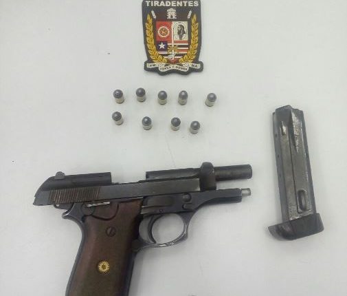 Policiais do Batalhão Tiradentes prendem quatro suspeitos após roubarem veículo