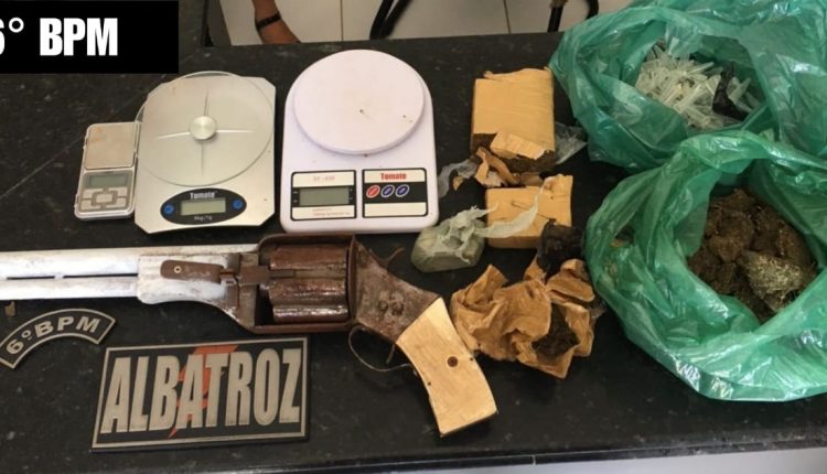 ALBATROZ DO 6º BPM PRENDE TRAFICANTE DE DROGAS NA FEIRINHA DA AVENIDA BRASIL EM POSSE DE MACONHA, CRACK E UMA ARMA DE FOGO DE CALIBRE RESTRITO