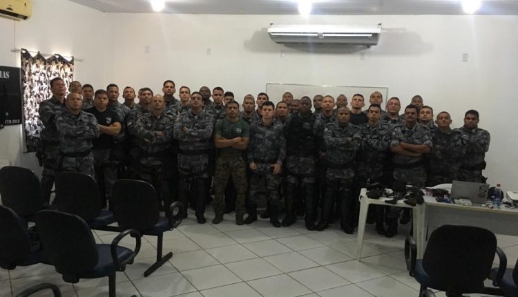 Policiais Militares do BPChoque recebem instrução sobre armamento