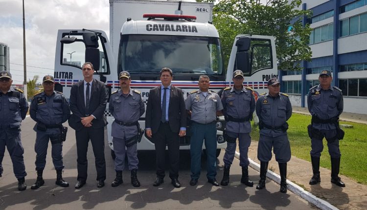 Governo do Estado entrega caminhão à cavalaria da PMMA