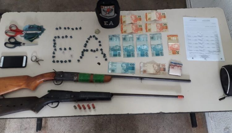 3° BPM APREENDE ARMAS DE FOGO E PRENDE SUSPEITO DE TRÁFICO DE ENTORPECENTES