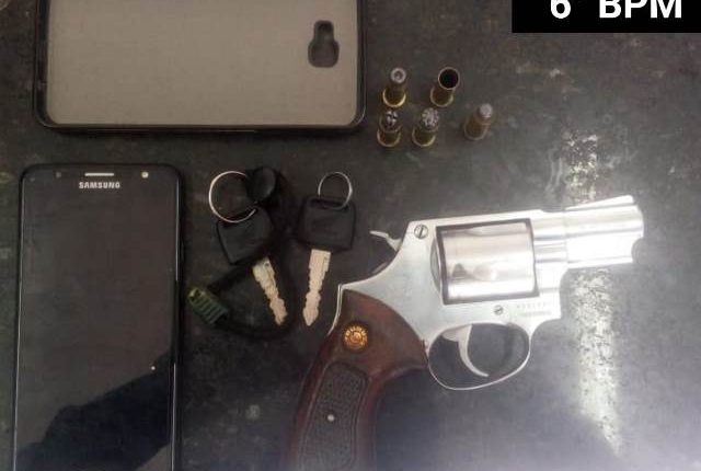 6º BPM prende dupla com arma de fogo e recupera motocicleta e celular roubados
