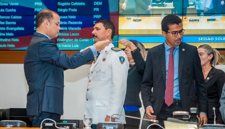COMANDANTE GERAL DA PMMA RECEBE MEDALHA MANUEL BECKMAN