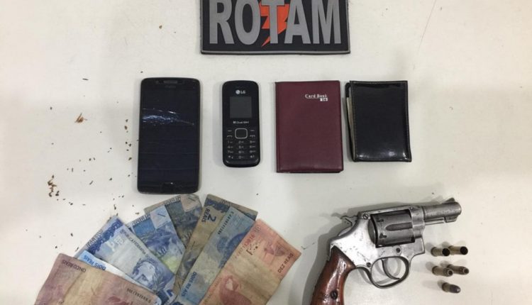 POLICIAIS DO 6º BPM E ROTAM RECUPERAM CARRO ROUBADO E APREENDEM  ARMA DE FOGO