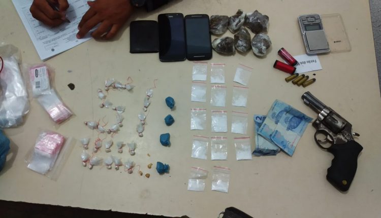 3° BATALHÃO DESARTICULA PONTO DE VENDA DE DROGAS E APREENDE ARMAS E SIMULACRO