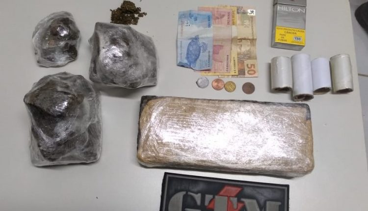 1ª USC APREENDE 2 KG DE DROGA EM BARRA