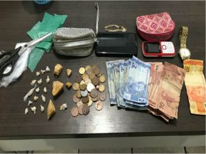 POLICIAIS DO 27º BPM PRENDEM ACUSADOS POR TRÁFICO DE DROGAS EM ROSÁRIO.