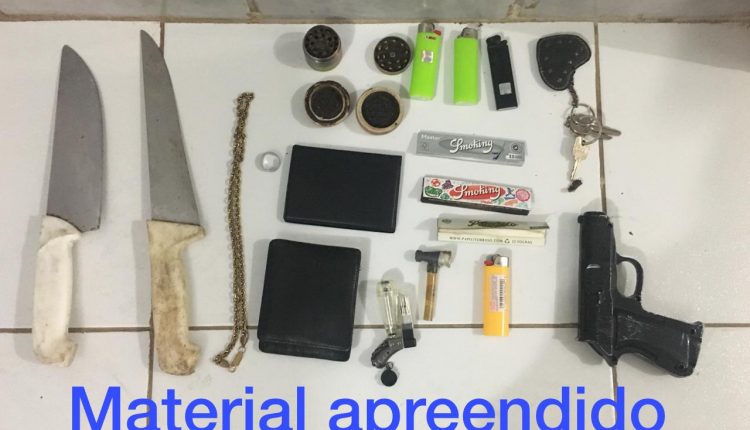 8º BPM prende dois homens e apreende dois menores com drogas e simulacro de arma de fogo