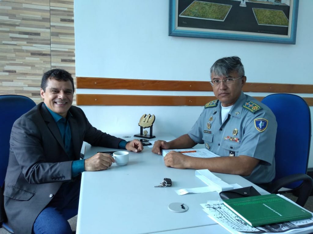Chefe da Seção de Comunicação da PM recebe visita do coronel PM Egídio, vereador de Bacabal
