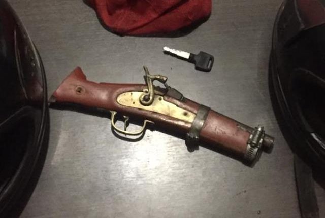 PM’s do 27º BPM prendem dupla com arma de fogo em Bacabeira