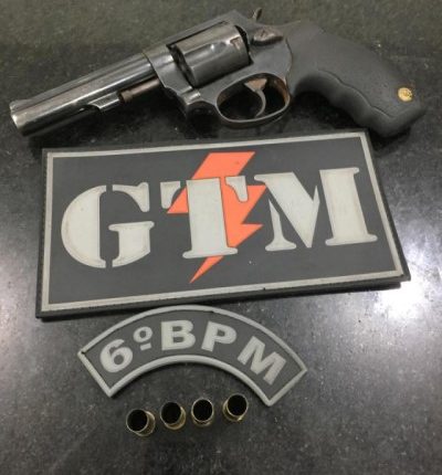 POLICIAIS DO 6º BPM TROCAM TIROS E PRENDEM DOIS INDIVÍDUOS NO JARDIM AMÉRICA