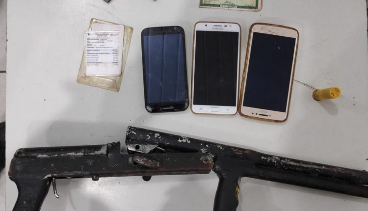 POLICIAIS MILITARES DO 6º BATALHÃO PRENDEM CRIMINOSOS E RETIRAM MAIS UMA ARMA DE FOGO DAS RUAS