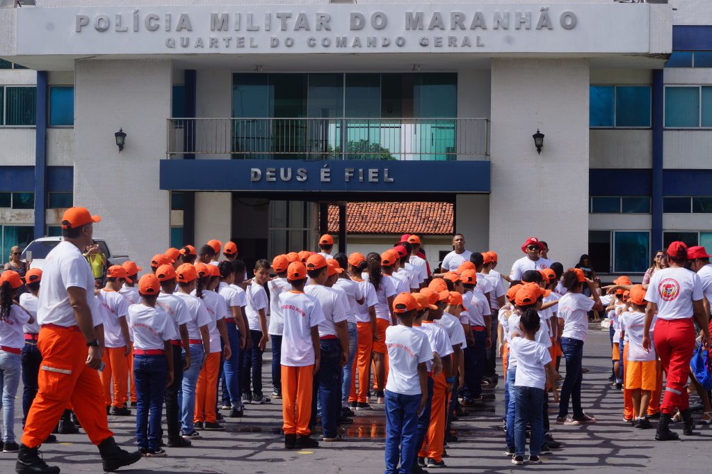 Alunos do projeto Bombeiro Mirim de Paço do Lumiar visitam Quartel da PM
