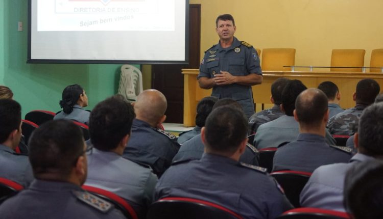 Capitães da PM se apresentam na Diretoria de Ensino para realizar o CEGESP