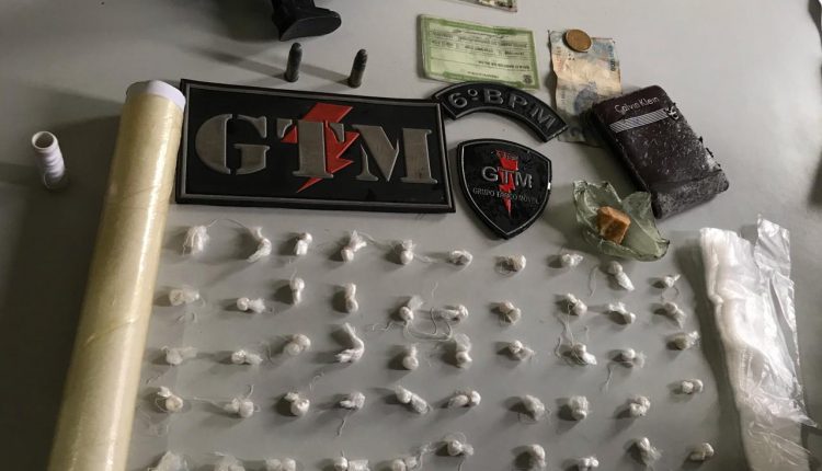 GTM DO 6º BPM PRENDE SUSPEITOS DE TRÁFICO DE DROGAS E APREENDE UM SIMULACRO DE ARMA DE FOGO, DROGAS E MUNIÇÕES 