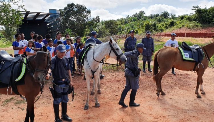 CAVALARIA COMEMORA PÁSCOA COM CRIANÇAS DO POVOADO SANTO AMARO, EM IMPERATRIZ