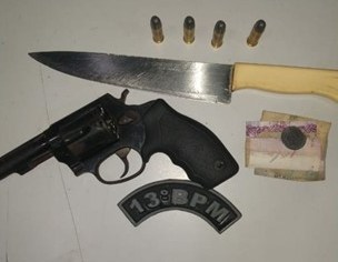 Barreira policial do 13º BPM prende dupla com arma de fogo e arma branca dentro de coletivo em São José de Ribamar