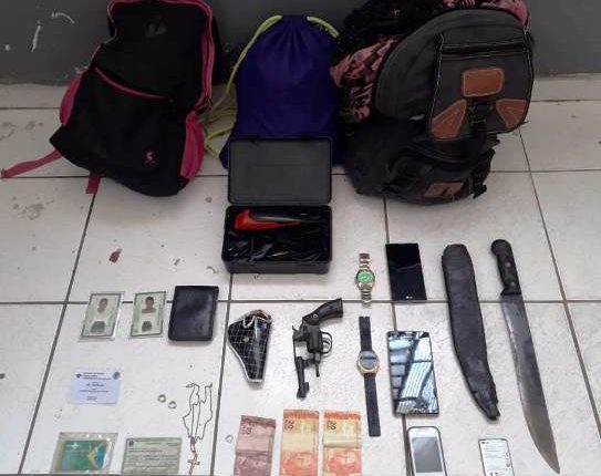 PM’s do 2º BPM apreendem arma de fogo e recuperam veículo roubado na sua região