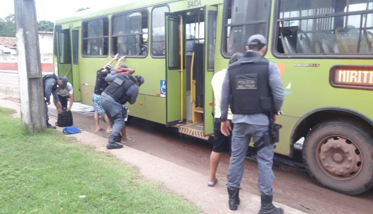 Policiais do 20º BPM apreendem arma de fogo durante operações a coletivos neste sábado
