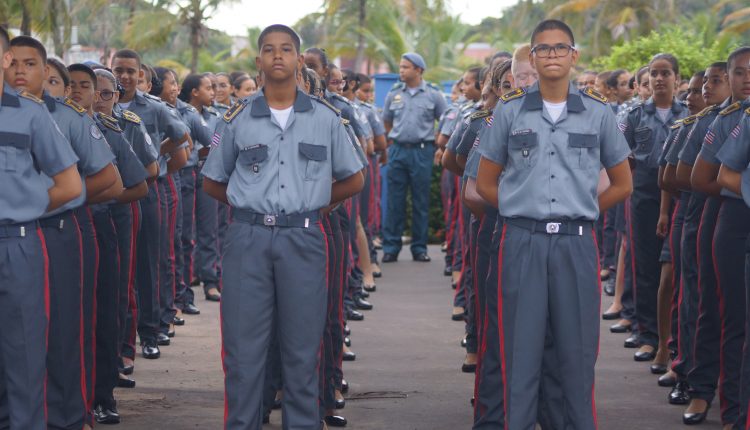 Solenidade do Colégio Militar Tiradentes I marca entrega de boina aos novos alunos e premiações aos que foram destaques