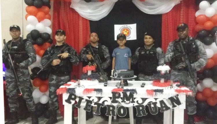 Policiais militares participam do aniversário do pequeno Pietro em Bacabal