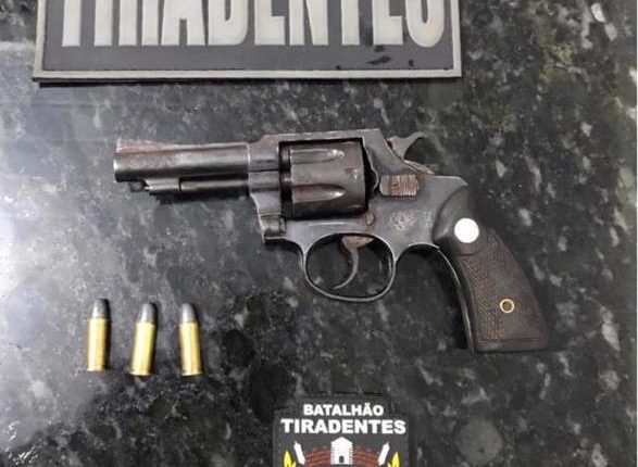 BATALHÃO TIRADENTES PRENDE SUSPEITO DE PRATICAR ASSALTOS E APREENDE ARMA DE FOGO