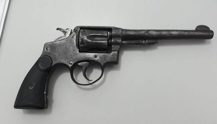 25º BPM prende arma de fogo com criminoso em Apicum-Açu