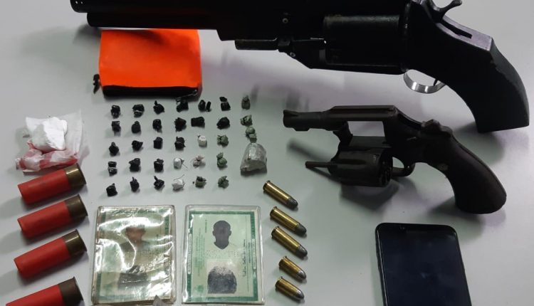 Polícia Militar apreende armas e drogas na Vila Embratel