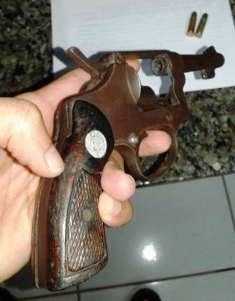 Arma de fogo apreendida dentro de escola em Timon