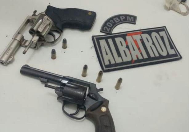 Policiais militares do 20º BPM prendem dupla com arma de fogo
