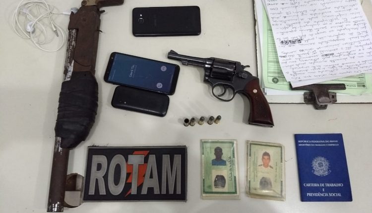 Policiais da ROTAM conduzem criminosos que assaltaram motorista de aplicativo