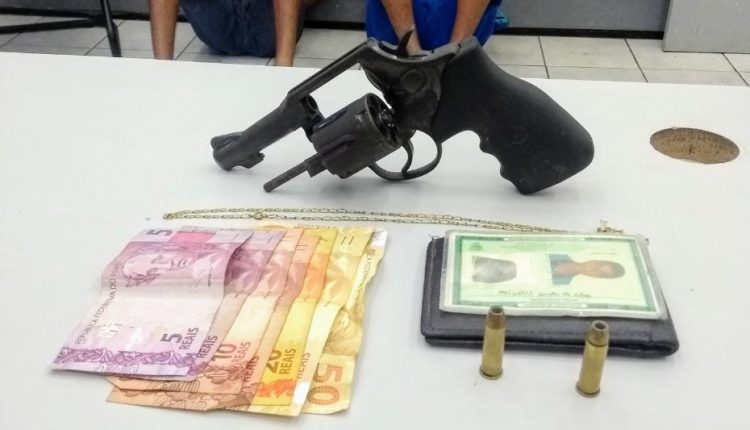 Dupla presa por porte ilegal de arma de fogo na Vila Palmeira
