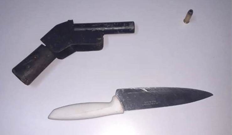 BATALHÃO TIRADENTES PRENDE HOMENS COM ARMA DE FOGO E FACA DENTRO DE COLETIVO