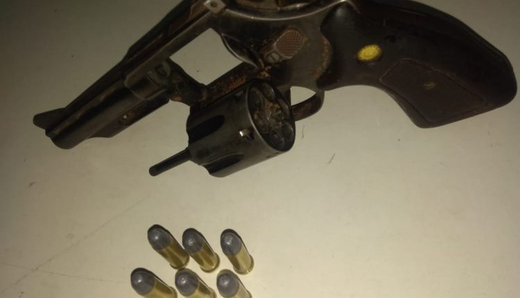 Policiais do 9º Batalhão apreendem arma de fogo e conduzem criminosos