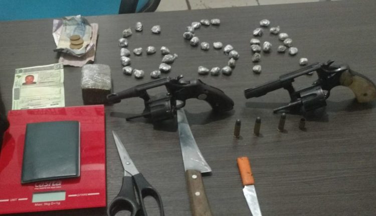27° BPM prende três pessoas por porte ilegal de arma de fogo, tráfico de drogas e recupera moto roubada.