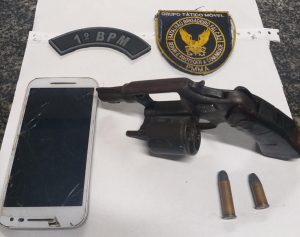 Policiais do 1º Batalhão apreendem arma de fogo na Vila Embratel e prendem suspeito
