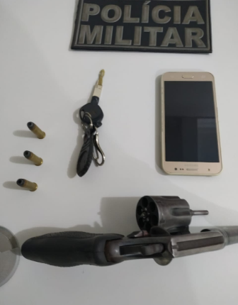 Polícia Militar prende dois suspeitos com arma de fogo e moto roubada em Santa Rita