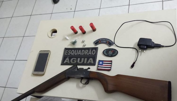 POLÍCIA MILITAR  RETIRA DE CIRCULAÇÃO MAIS UMA ARMA DE FOGO E PRENDE DUPLA SUSPEITA POR TRÁFICO DE DROGAS EM CAXIAS