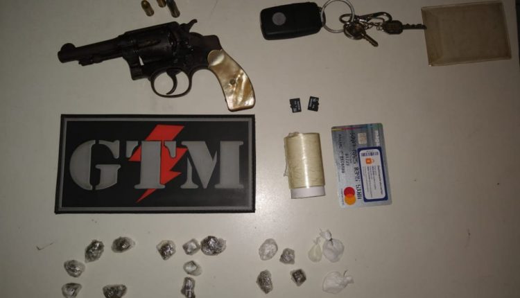 GTM DO 6º BPM PRENDE DUPLA QUE VINHA PRATICANDO ROUBOS NA REGIÃO DO SÃO CRISTÓVÃO E APREENDE ARMA DE FOGO E ENTORPECENTES